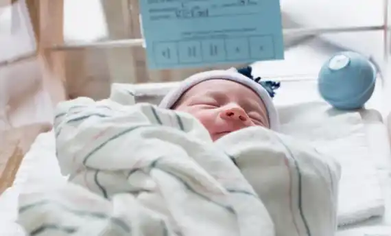 Temor al futuro y crisis económica: por qué muchas personas eligen tener menos hijos