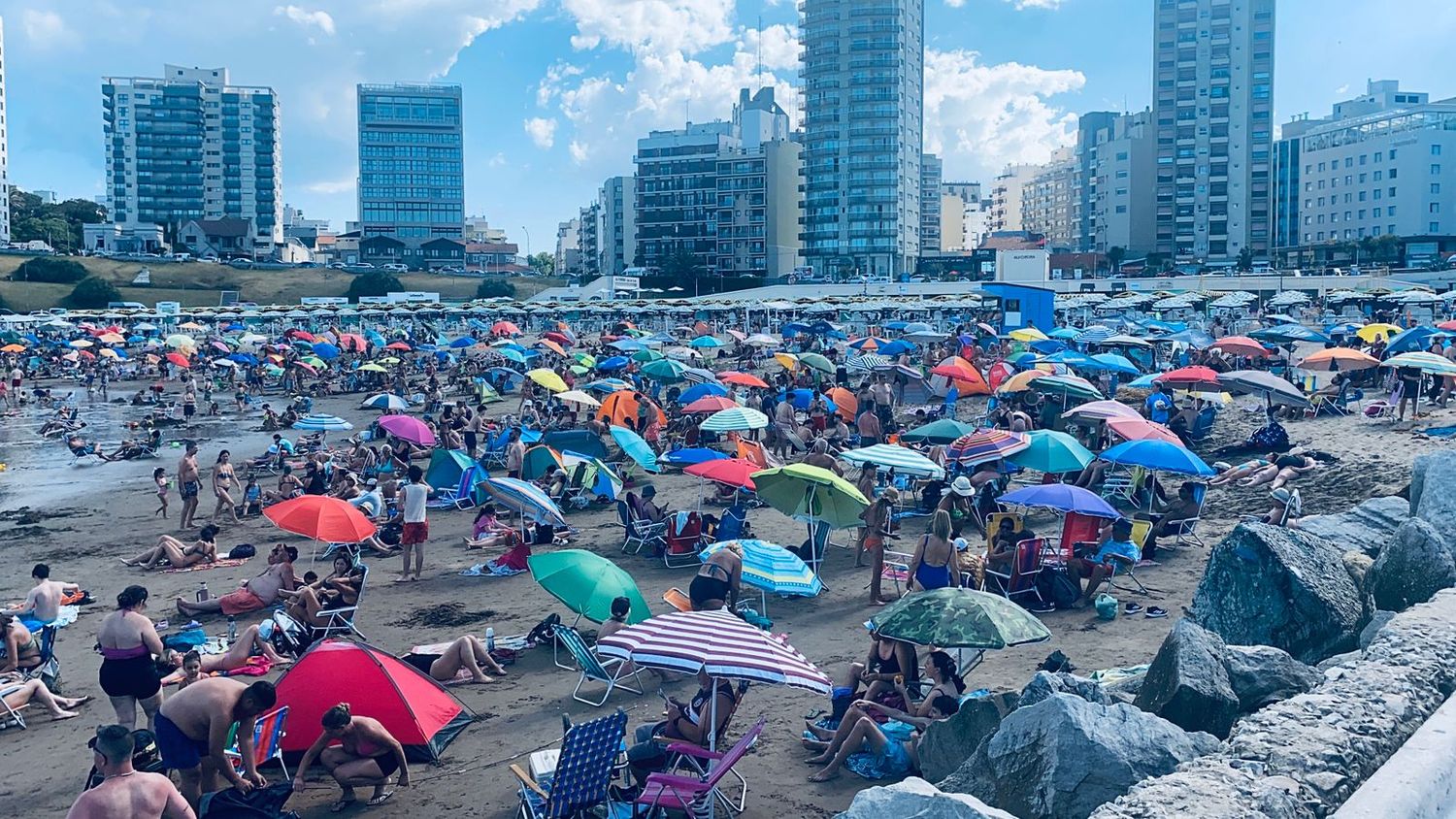 El buen clima hizo que mucha gente tomara la decisión de viajar a Mar del Plata para pasar unos días.