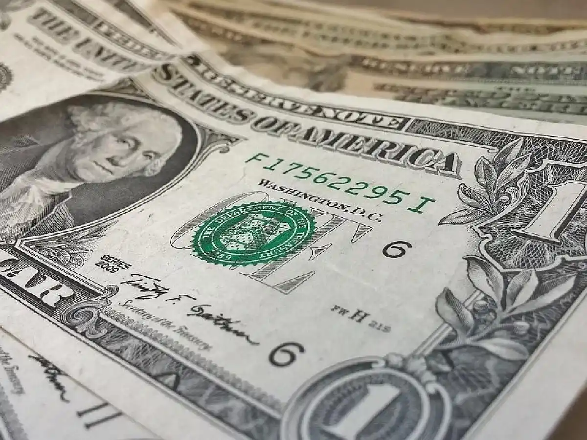 El dólar saltó a $46,68 por devaluación del yuan y en línea con emergentes