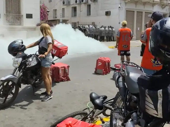 El viernes pasado la Policía Bonaerense reprimió la protesta frente al Municipio.