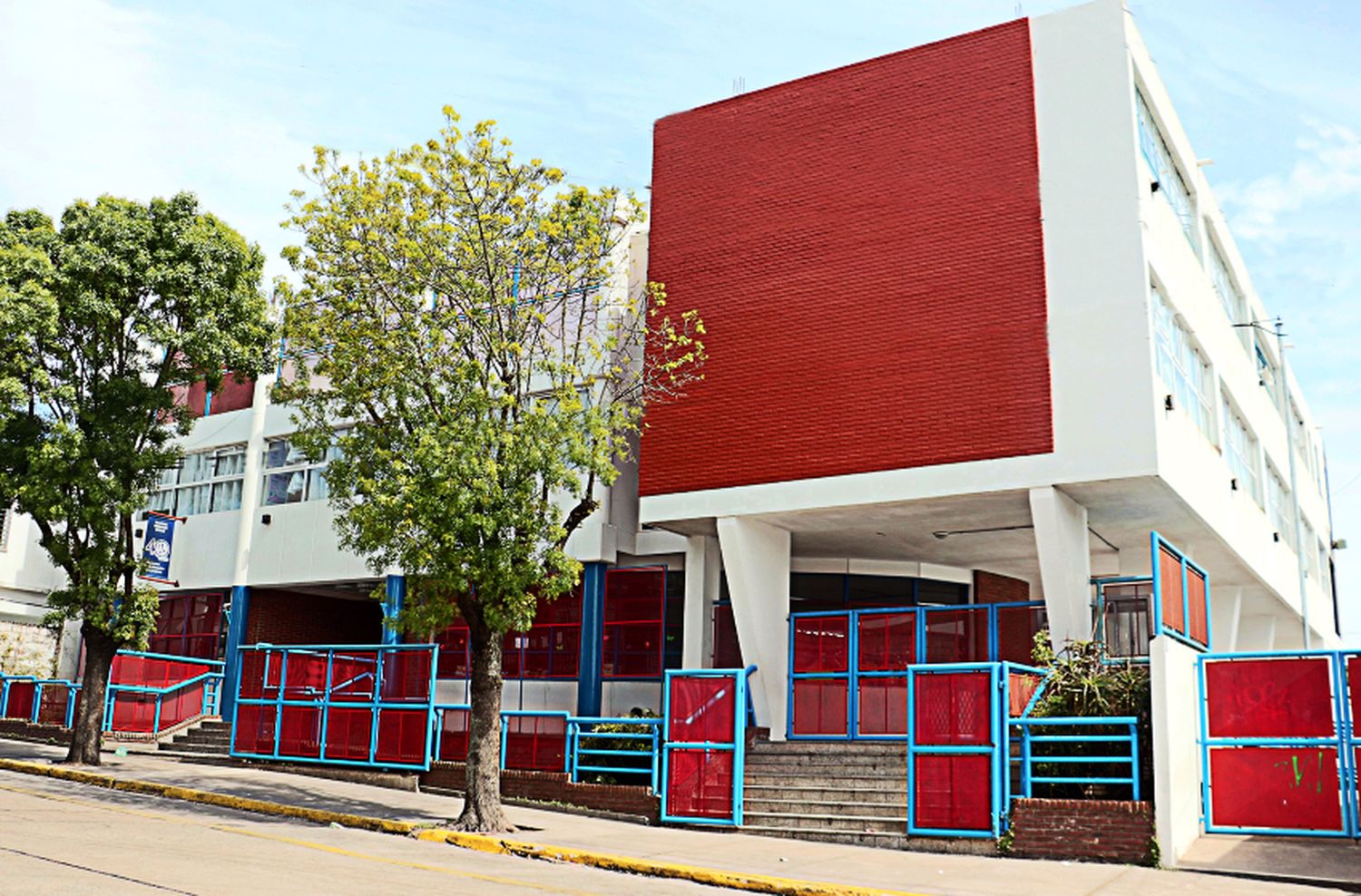 Tensión a la salida de un colegio: fuerte operativo policial por allanamiento a casa lindera