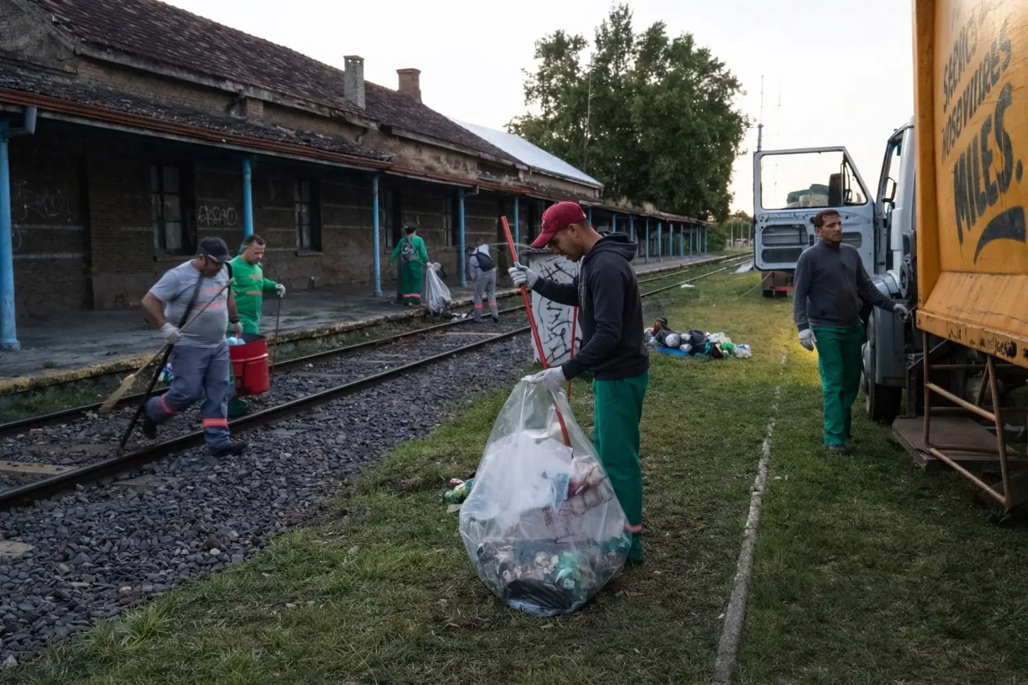 Tareas de limpieza y mantenimiento en el espacio verde del Ferrocarril Mitre
