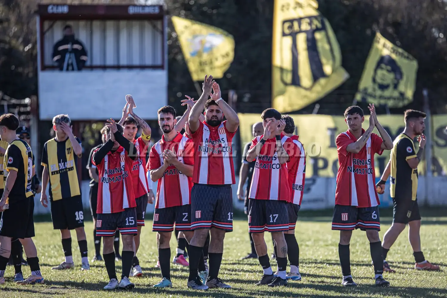 Contraste. Por un lado, los aplausos y la alegría de Quilmes y por el otro la frustración de El Nacional