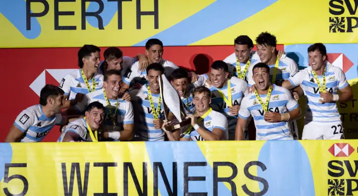 El equipo argentino celebrando el título en Perth.