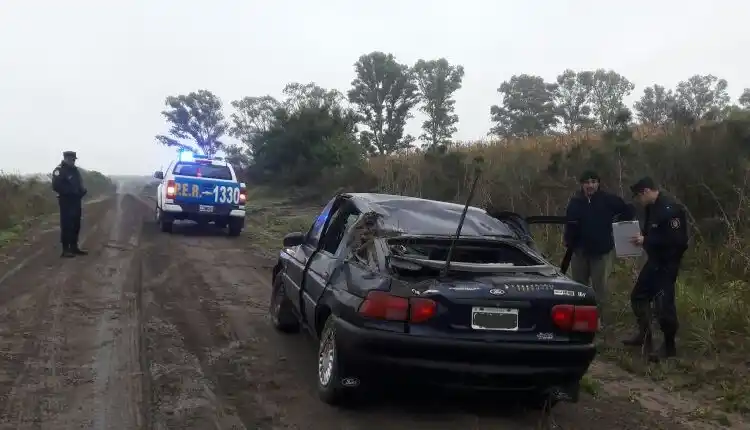 Iban hacia la escuela y volcaron con el auto en Colonia El Potrero