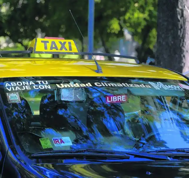 Un taxista, en Rosario, murió mientras manejaba