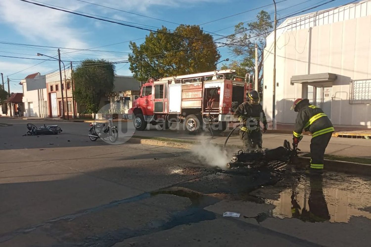 Un joven hospitalizado y una moto en llamas tras un fuerte choque, ¿qué pasó?