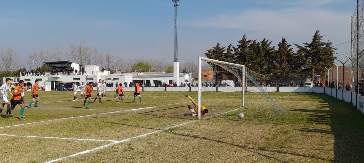 Ignacio Zair ya dejó descansando en el fondo de la red la pelota y era el segundo gol bancario. La gente de El Progreso se fue molesta con algunos fallos del árbitro.