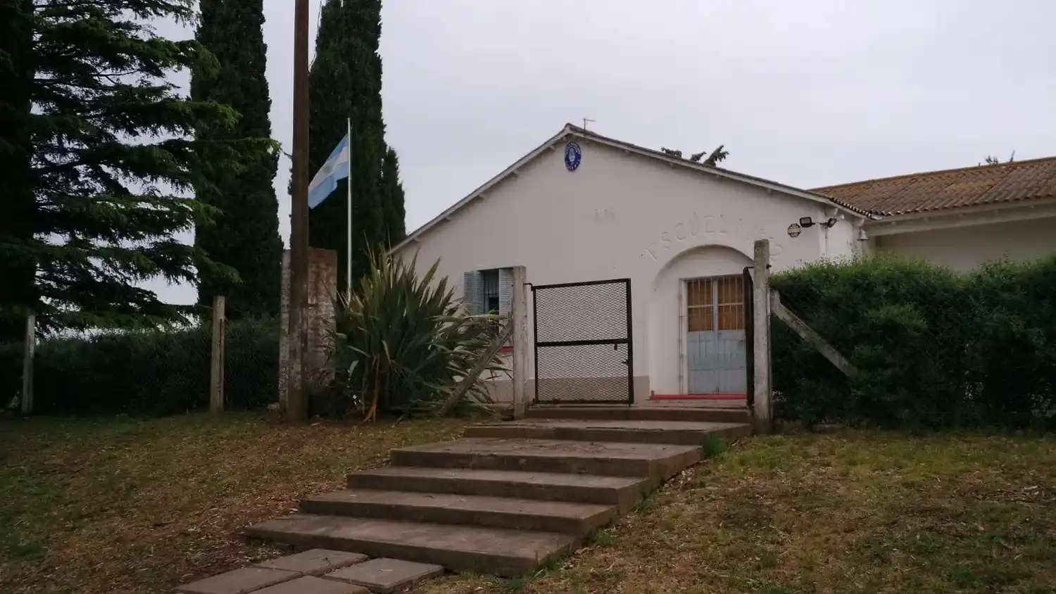 La sede de la escuela se encuentra ubicada junto a la ruta nacional 3, a la altura del kilómetro 490