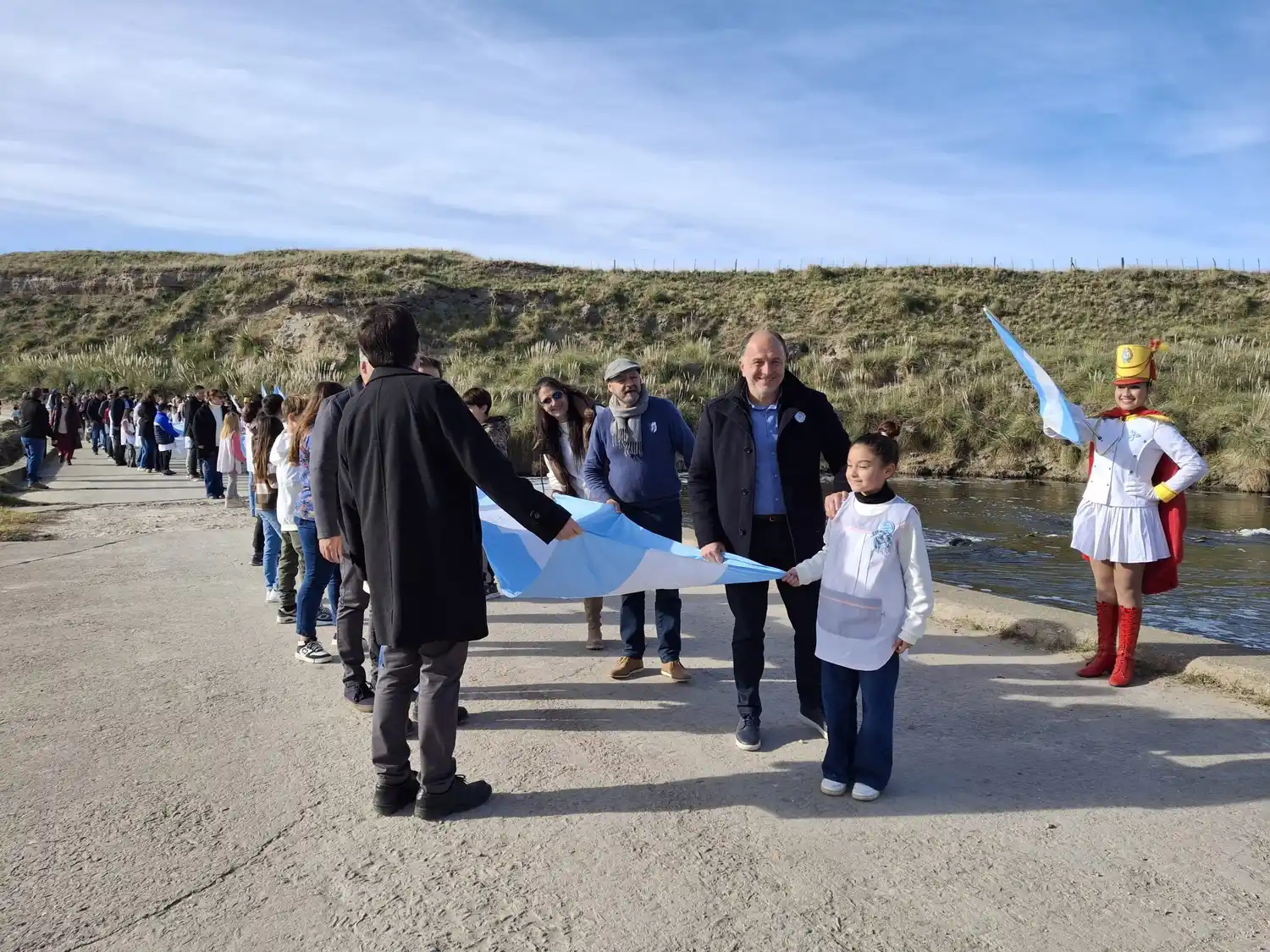 Tres Arroyos y Coronel Dorrego celebraron el Día de la Bandera a orillas del río