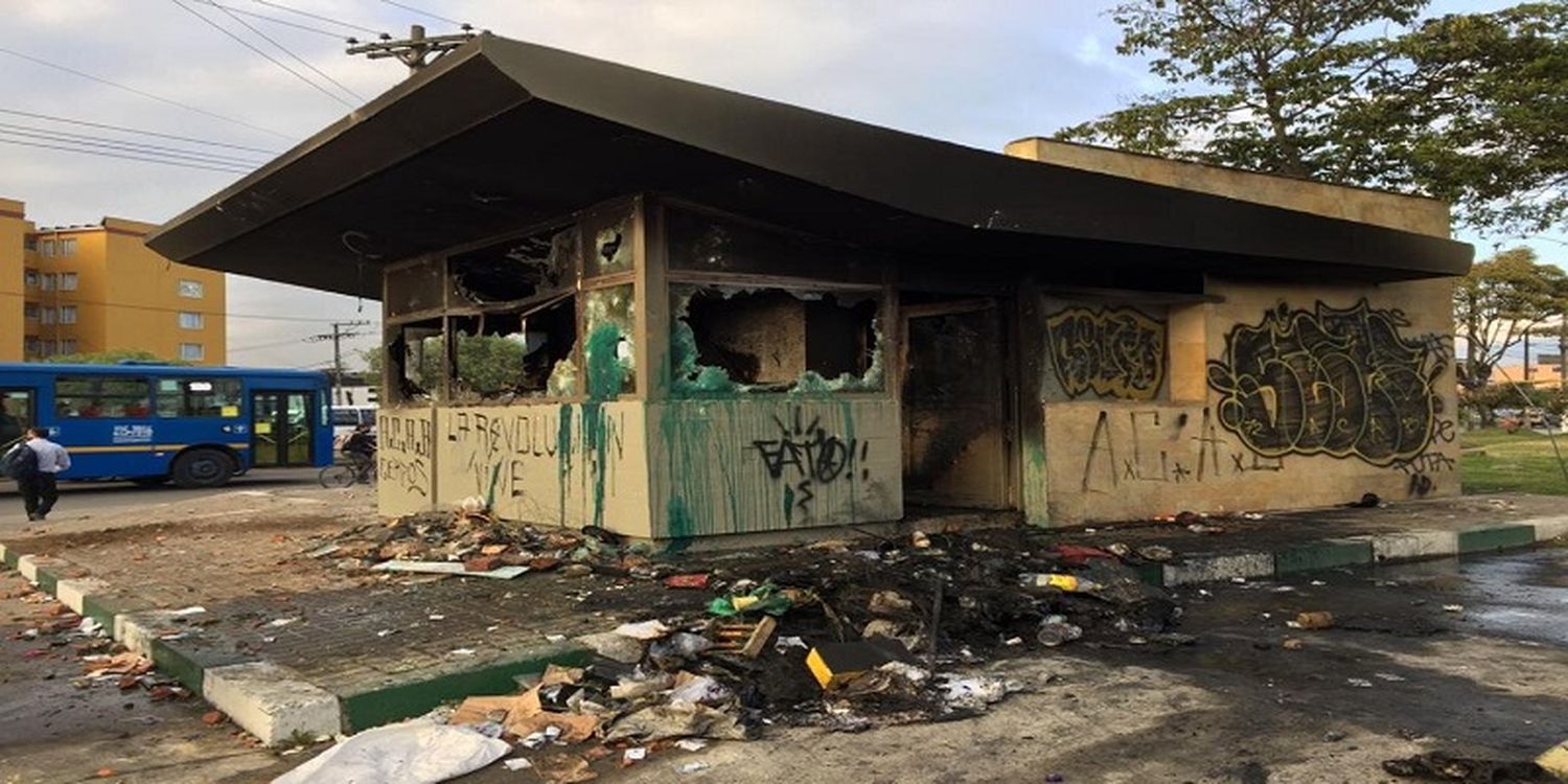 ¡SE BUSCAN! Vándalos que destrozaron CAI en Bogotá