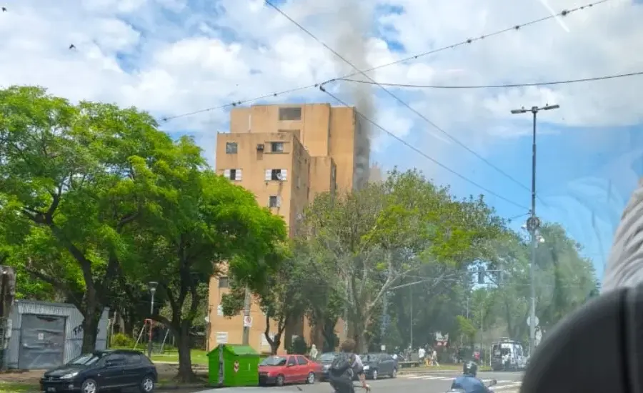 Susto en un complejo de edificios de barrio Latinoamérica por un incendio con evacuados
