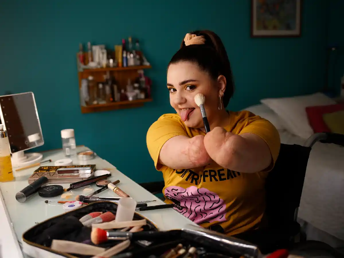 Maquillar sin manos: "Si todas las personas fuéramos iguales el mundo sería un embole"