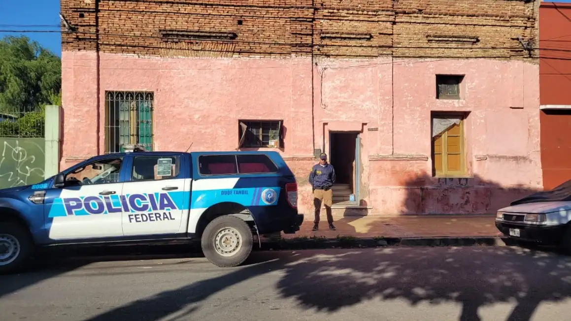El allanamiento se realizó en un domicilio ubicado sobre la calle General Roca al 1500.