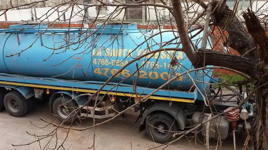 Derrame tóxico en Munro: Vecinos denuncian que a pesar de la clausura, la empresa sigue funcionando