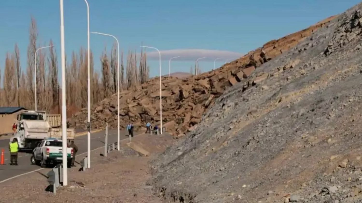 Derrumbe en Neuquén: se desmoronó un cerro y hay cuatro personas heridas