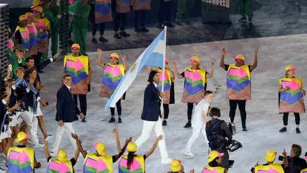 La delegación argentina desfiló con Scola a la cabeza y algunos abucheos