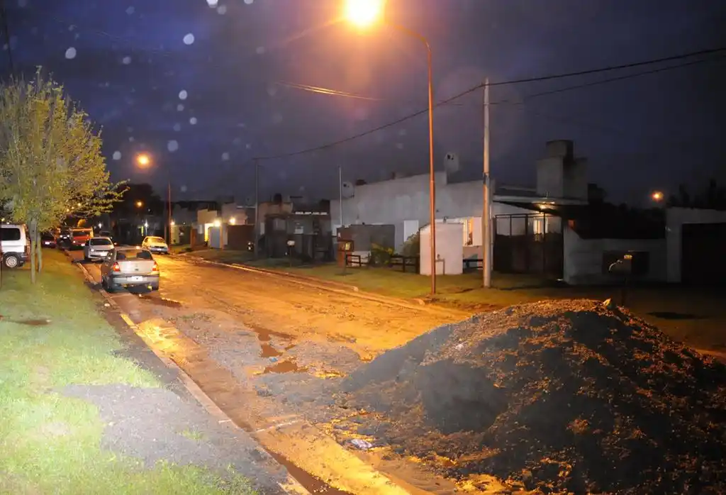 Anegamiento de viviendas, calles inundadas y  cloacas rebalsadas
