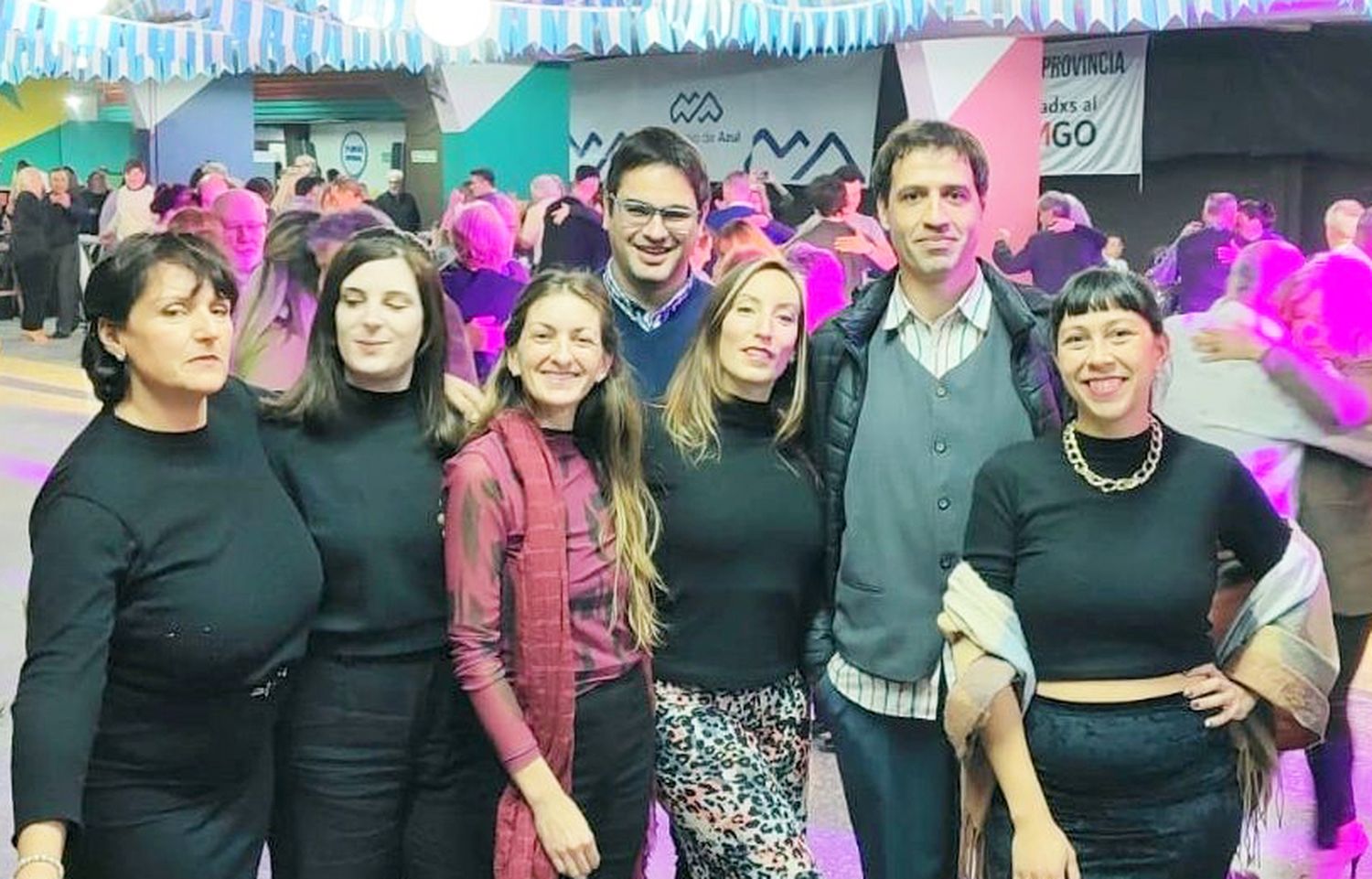 Milongueros. Un grupo de necochenses bailaron tango en la ciudad de Azul