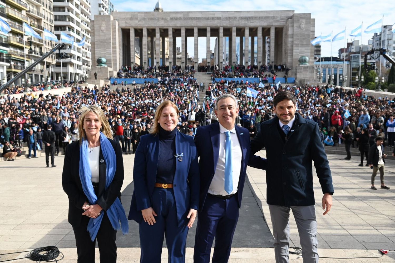 El monumento se vistió de celesta y blanco para que los alumnos prometan lealtad a la bandera.