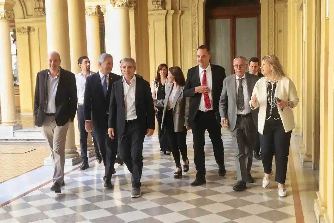El jefe de Gabinete, Manuel Adorni, junto al equipo de gobierno.