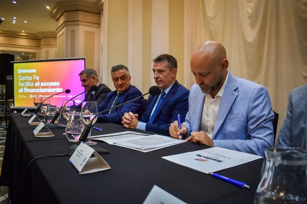 Puccini en la firma del Convenio de Bonificación de Tasas para MiPyMEs con el Mercado Argentino de Valores y los bancos Municipal de Rosario y de Santa Fe.