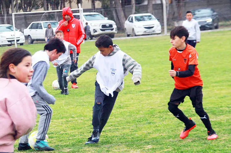 La tormenta no amilanó el entusiasmo de los chicos