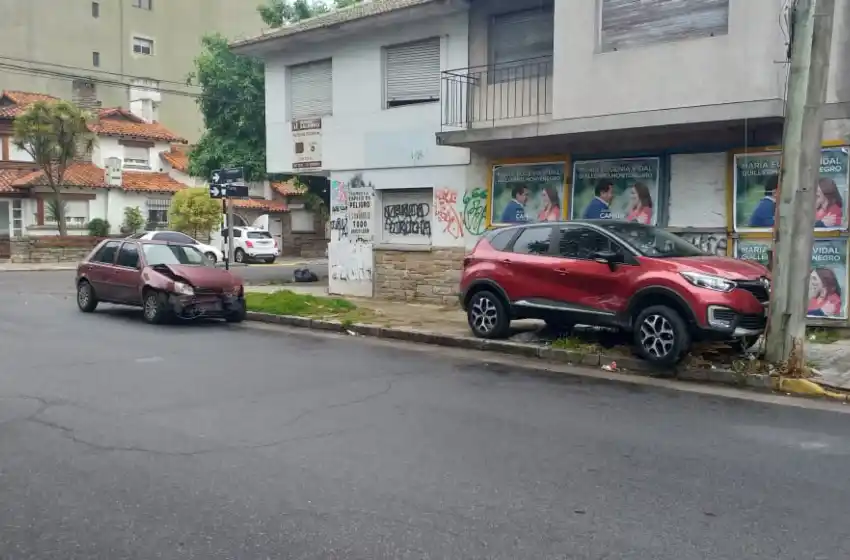 Chocaron y una camioneta terminó sobre la vereda