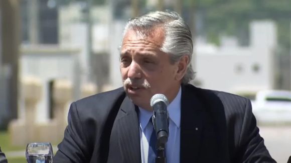 Alberto Fernández anuncia la construcción de una cancha de hockey en Miramar y ya hay cargadas en las redes