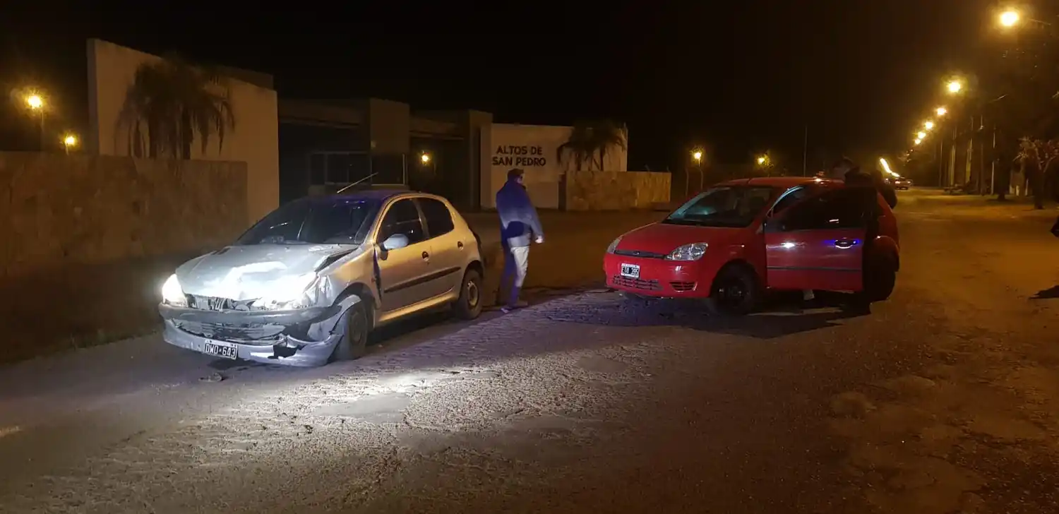 Violenta colisión entre dos vehículos, una mujer resultó lesionada