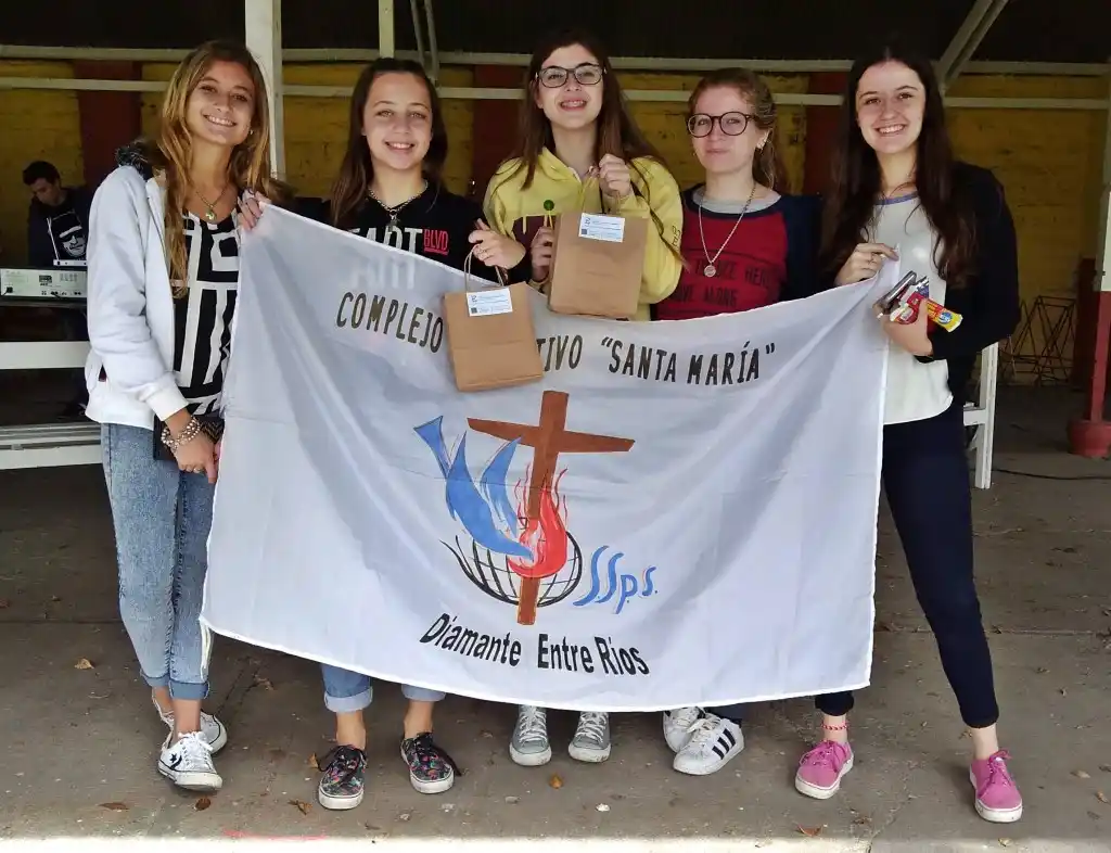 Estudiantes Diamantinas presentarán su trabajo de investigación en Colombia