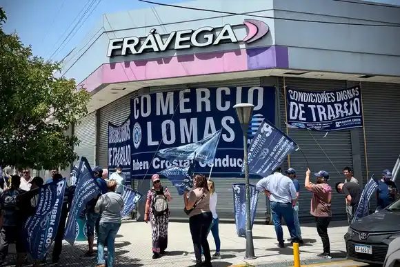 Lomas de Zamora: Protesta por el sorpresivo cierre de la sucursal de una cadena de electrodomésticos