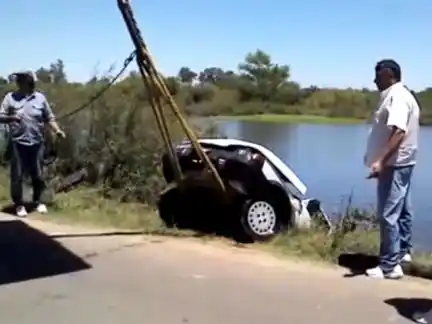 Milagro: Un auto cayó a un arroyo y los cinco jóvenes salvaron sus vidas