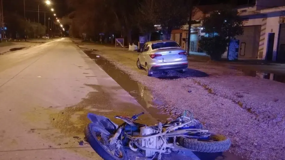 Choque entre un remis y una moto: uno de los conductores fue traslado al HIGA