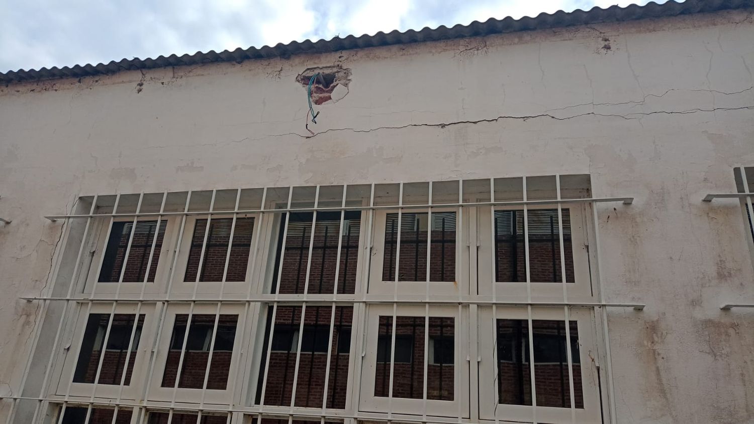 Las aulas se llueven y están sin terminar