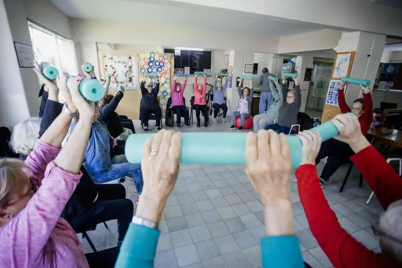 El programa está orientado a la promoción, prevención, asistencia, rehabilitación y reinserción social de personas mayores.