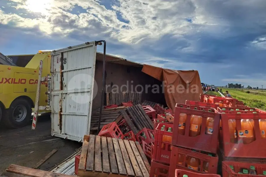 FOTOS | Corte total en Ruta Nacional 34 a la altura de Tacural por vuelco de camión
