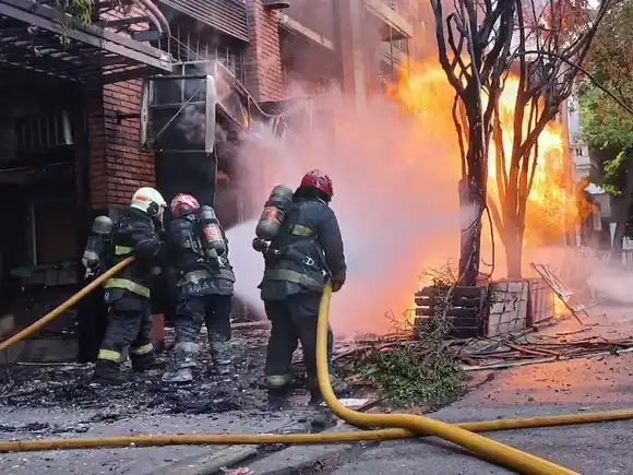 Explosión y llamas de 12 metros tras un escape de gas en CABA: un herido con quemaduras graves