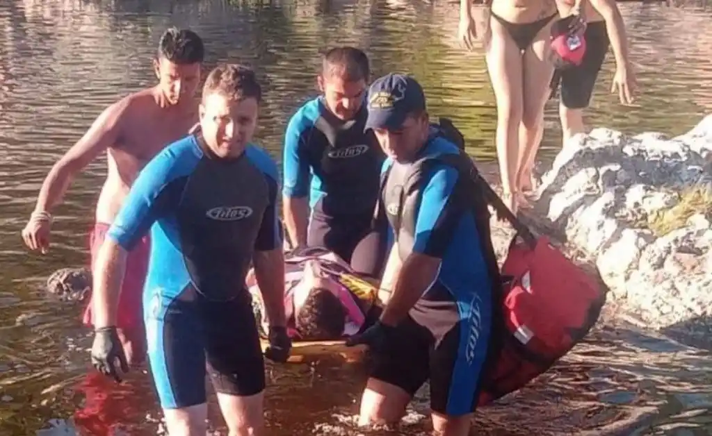 Villa Carlos Paz: dramático rescate de bomberos voluntarios a dos personas