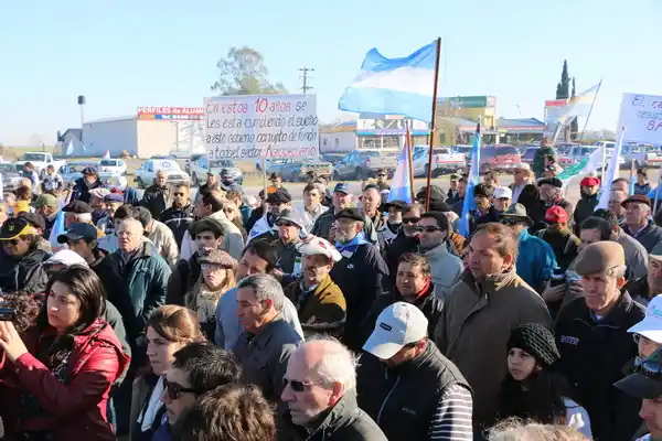 Productores entregan petitorio al Banco Nación y anuncian paro 
