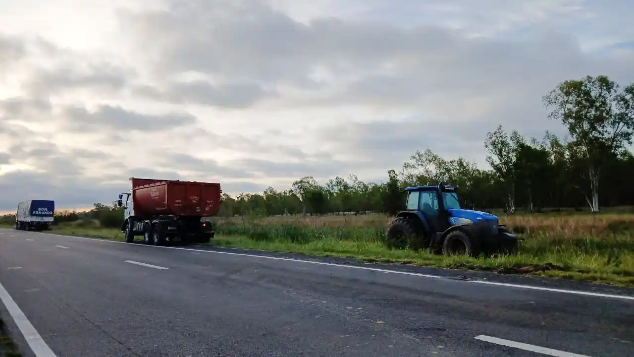 Bomberos Voluntarios asistieron en el rescate de un camión despistado