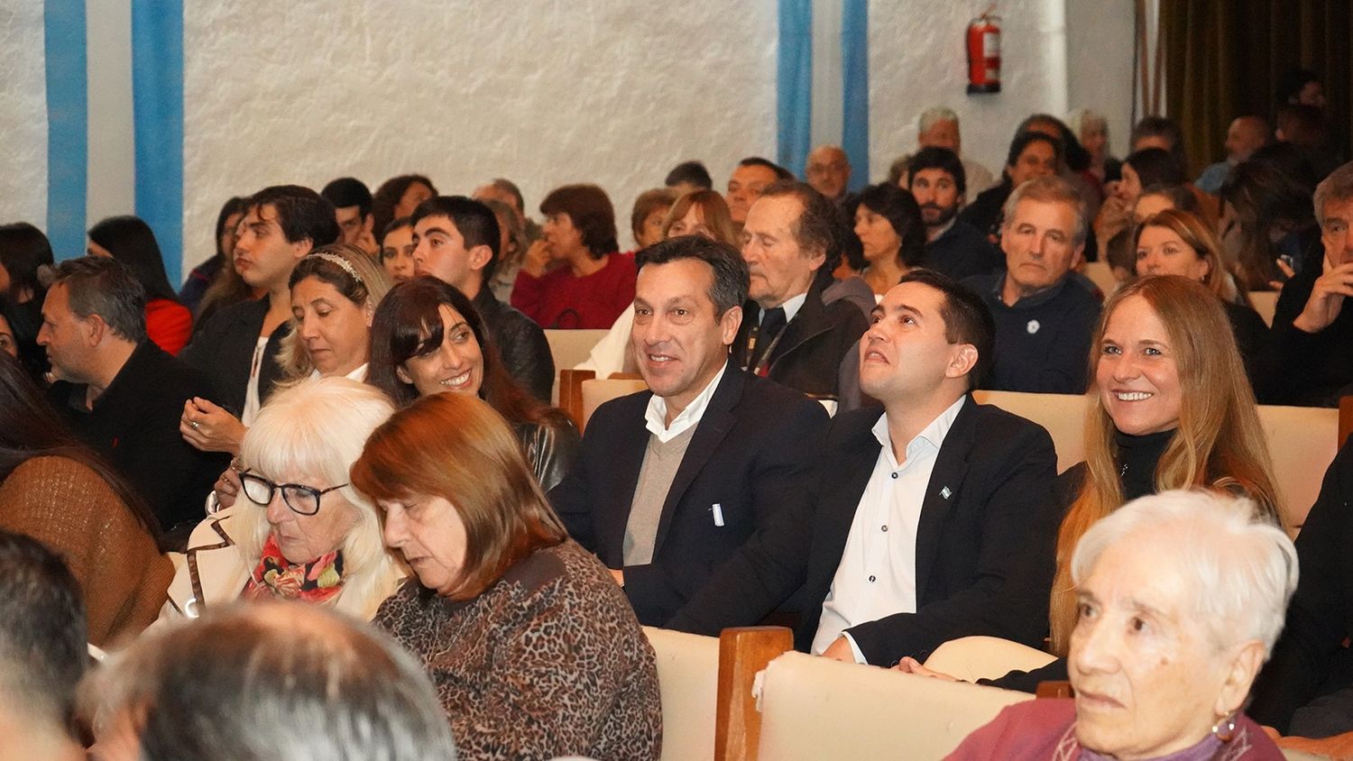En el Teatro. El intendente Arturo Rojas y funcionarios en el festejo del 25 de Mayo