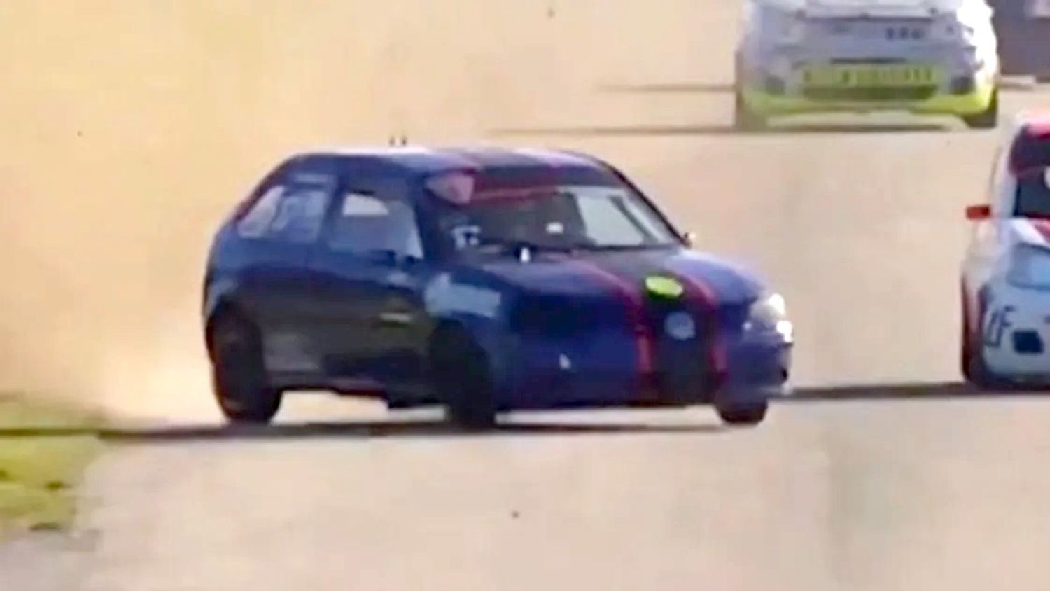 El VW Gol de Ulises Martínez ya recibió el toque. Foto: captura de pantalla.