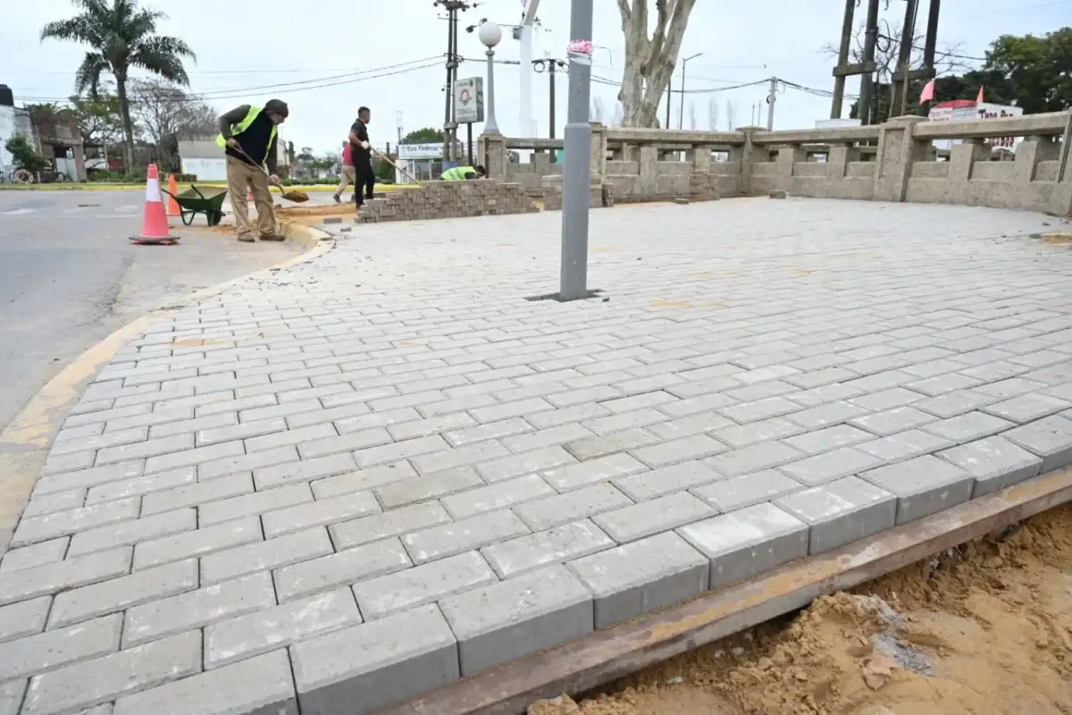 Reconstrucción de las veredas de la Costanera: comenzó la recolocación de los adoquines en el último tramo
