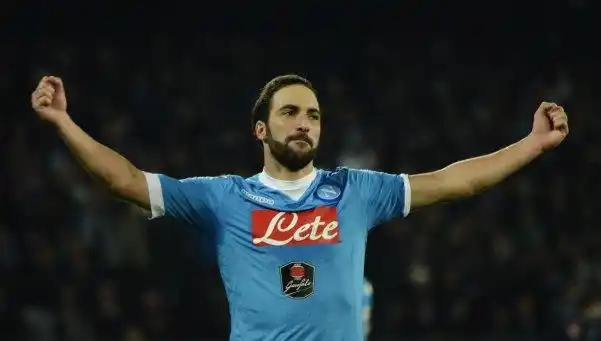 El gran momento de Higuaín: clavó dos y Napoli sacó más ventaja