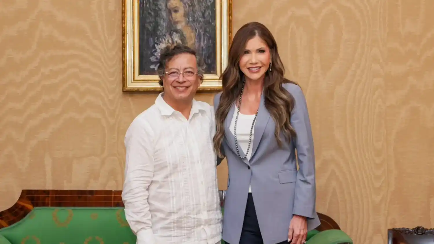 El presidente Gustavo Petro y Kristi Noem, secretaria de Seguridad de Estados Unidos, en una reunión en Bogotá sobre temas de seguridad, migración y lucha contra el narcotráfico.