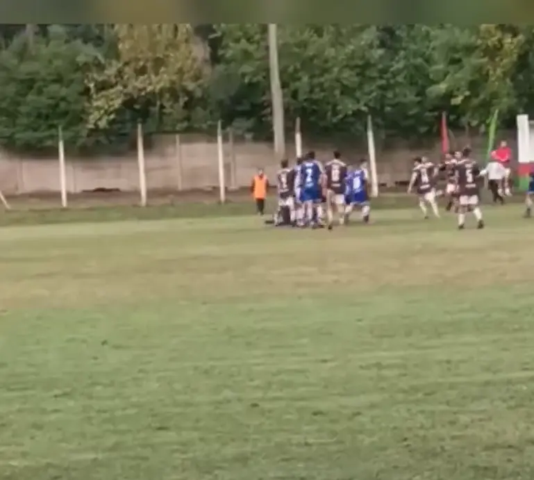 El arquero de un equipo de La Plata quedó en terapia tras ser atacado por jugadores rivales