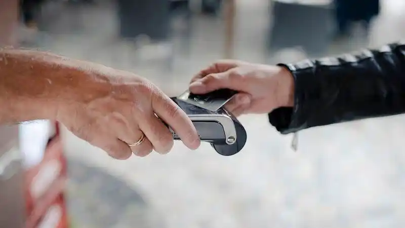 El Banco Central habilitó los pagos 
con tarjeta de débito en dólares