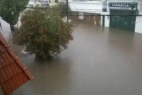 La Plata: fuerte temporal de lluvia provocó anegamientos y otros inconvenientes