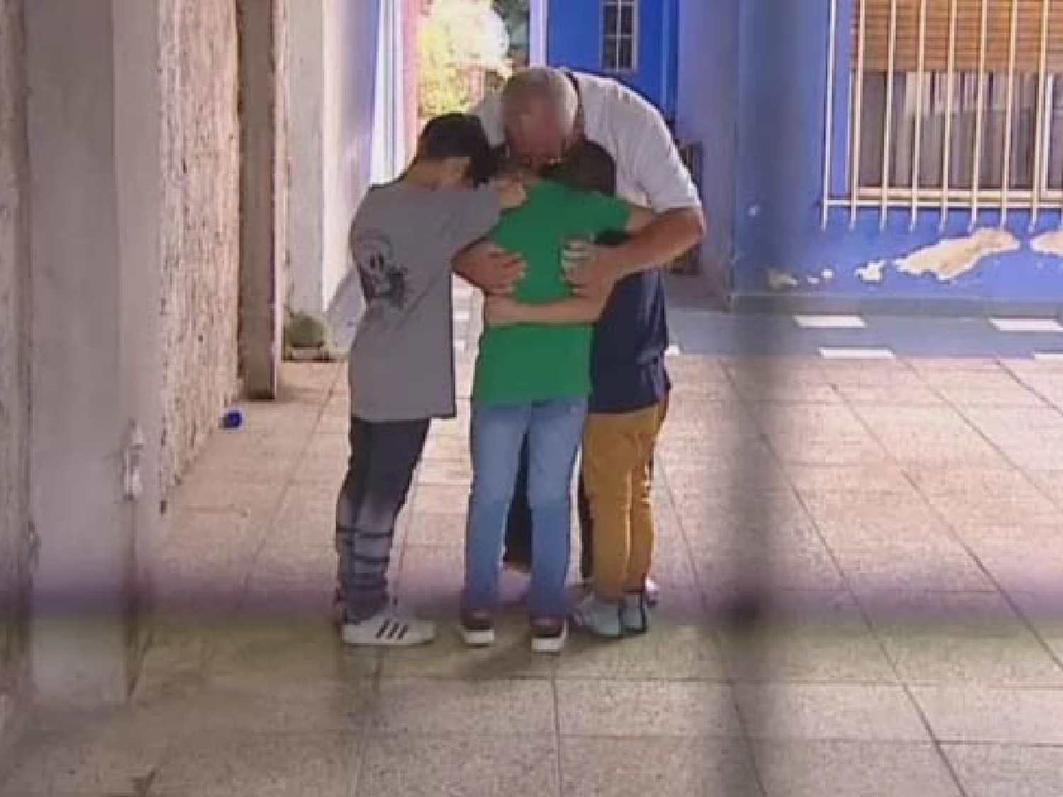 La imagen del desgarro: los hijitos de la mujer asesinada en San Justo abrazados a su abuelo